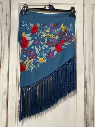 Manton bordado floral azul y rojo