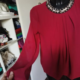 Blusa con collo gioiello rossa