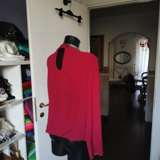 Blusa con collo gioiello rossa