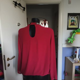 Blusa con collo gioiello rossa
