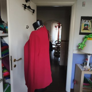 Blusa con collo gioiello rossa
