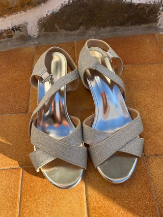Sandalias de tacón plateadas y doradas