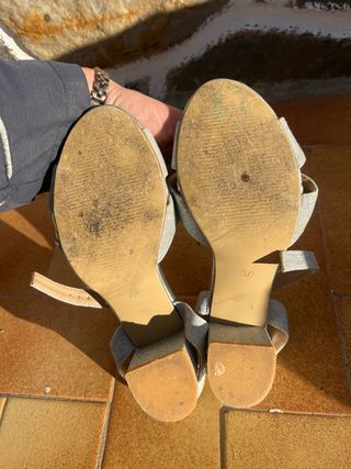 Sandalias de tacón plateadas y doradas