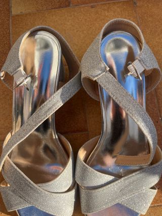 Sandalias de tacón plateadas y doradas