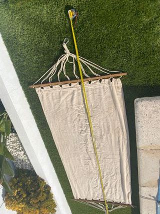 Hamaca de jardín beige y madera