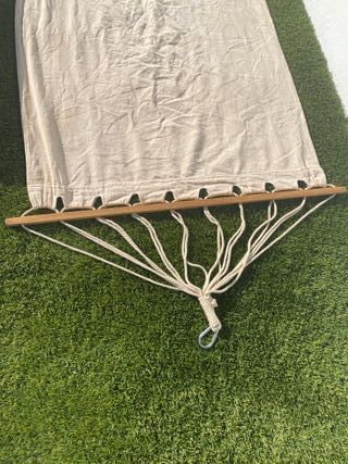 Hamaca de jardín beige y madera