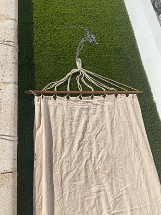 Hamaca de jardín beige y madera