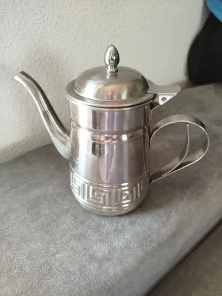 Tetera de metal plateada mediana