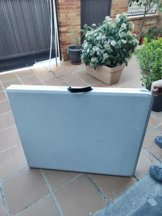 Mesa plegable blanca de plástico