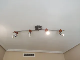 Lampada da soffitto con quattro faretti orientabili in metallo