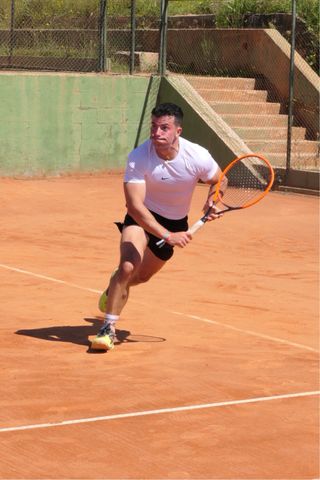 Clases y sparring de tenis, Pista propia