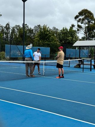Clases y sparring de tenis, Pista propia