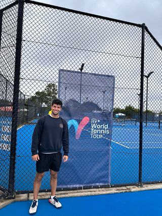 Clases y sparring de tenis, Pista propia