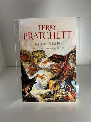 Libros mundodisco: ritos iguales y guardias