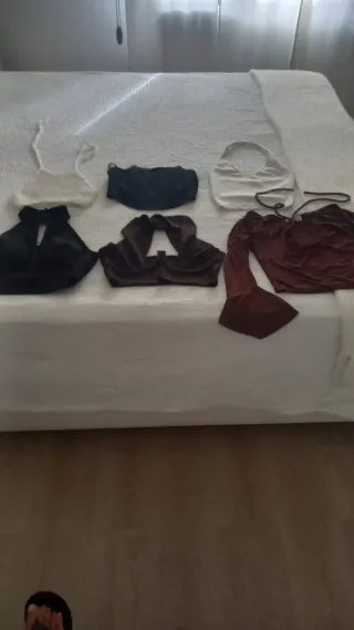 Piezas de ropa para mujer, diferentes modelos y co