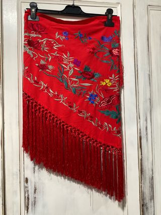 Manton bordado floral rojo