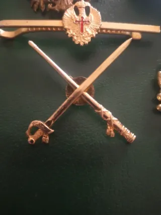 Lote militar variado: insignias y botones