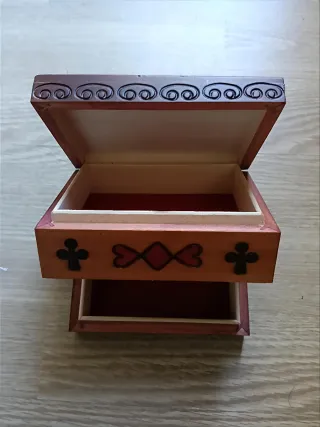 Joyero de madera decorada con cartas