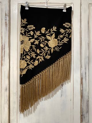 Mantoncillo negro y dorado bordado