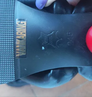 Sandalias de tacón negras con detalle de corazón