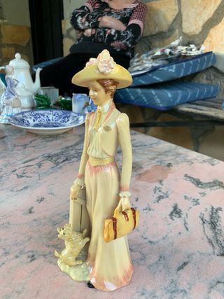 Figura de porcelana mujer con perro