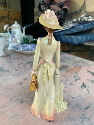 Figura de porcelana mujer con perro