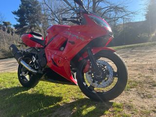 Triumph Daytona Roja - Moto Deportiva