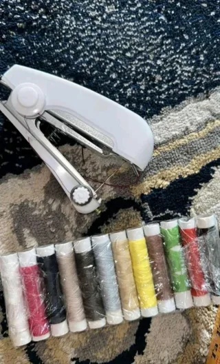 Máquina de coser portátil + hilos