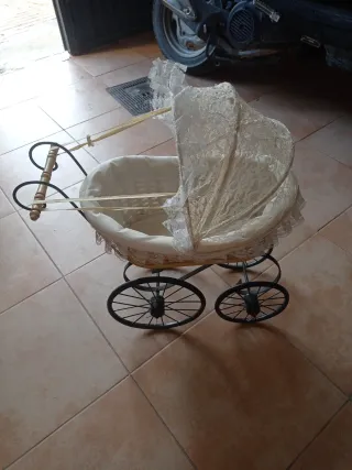 Carrito de muñecas antiguo