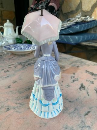Figura de porcelana mujer con sombrilla