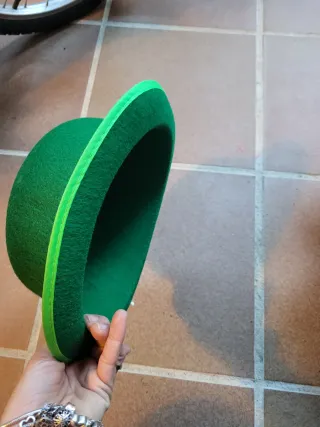 25 Sombreros verde tipo bombín