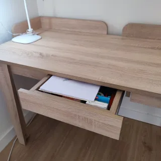 Escritorio de madera con 1 cajon