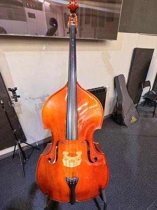 Contrabajo con arco y funda y soporte