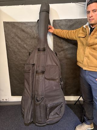 Contrabajo con arco y funda y soporte