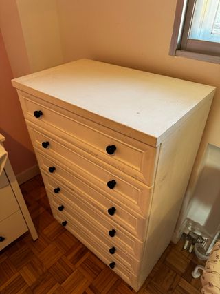 Cómoda blanca de madera
