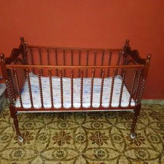 Cuna de madera con detalles tallados
