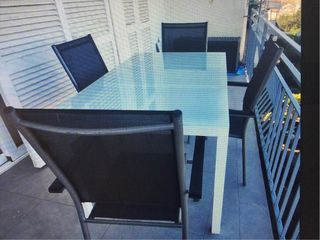 Mesa cristal templado y 4 sillones aluminio 1,50