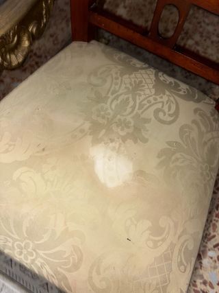 Silla antigua de madera y tela