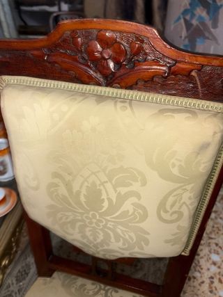 Silla antigua de madera y tela