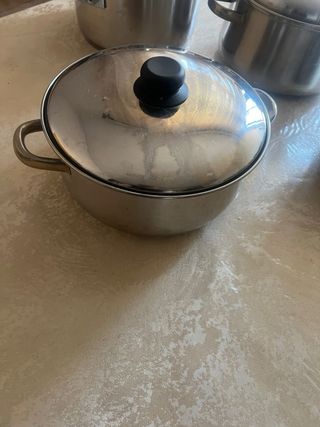 Olla de metal con tapa de cristal