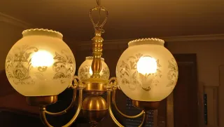 Lámpara de techo dorada y blanca