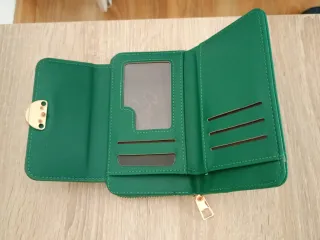 Cartera verde con detalle dorado