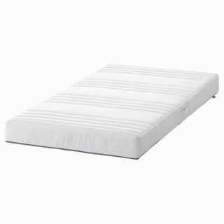 Cuna Sundvic (Ikea) bebé blanca con colchón.