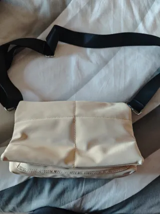 Bolso cruzado beige acolchado