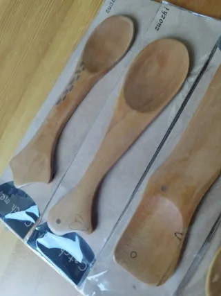 Set di 4 cucchiai in legno decorati