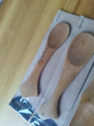 Set di 4 cucchiai in legno decorati