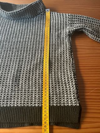 Jersey cuello alto estampado