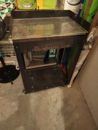 Barbacoa metálica con tapa de cristal