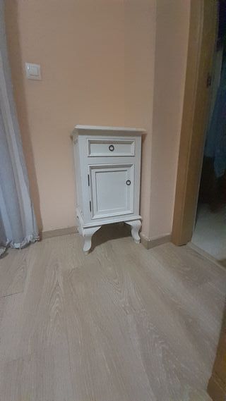 Recibidor blanco con mesita auxiliar