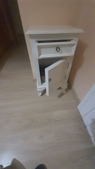 Recibidor blanco con mesita auxiliar